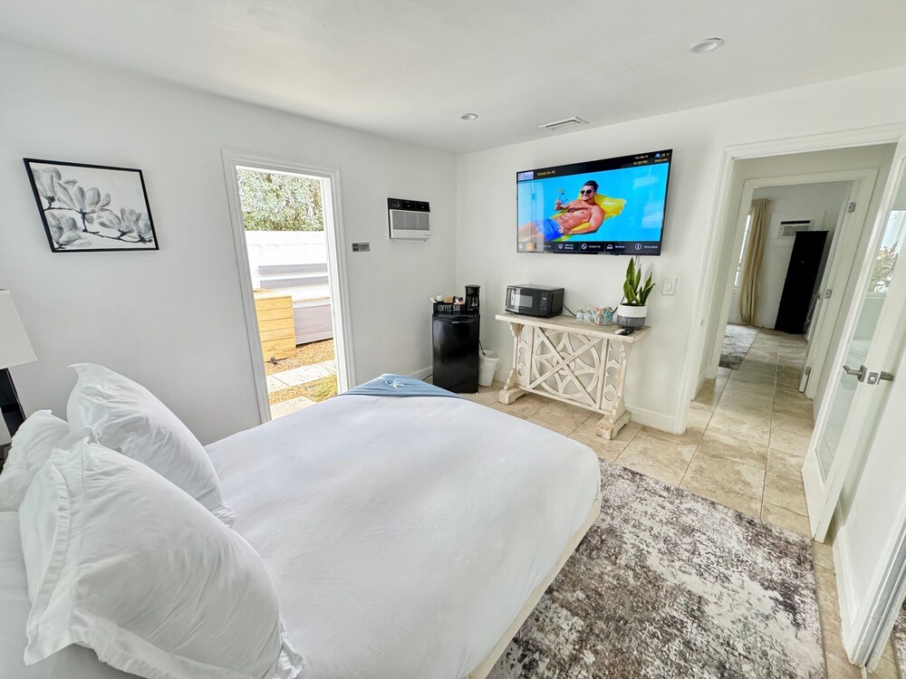 Islands Inn on the Drive - Sunshine 2BD Suite - A0