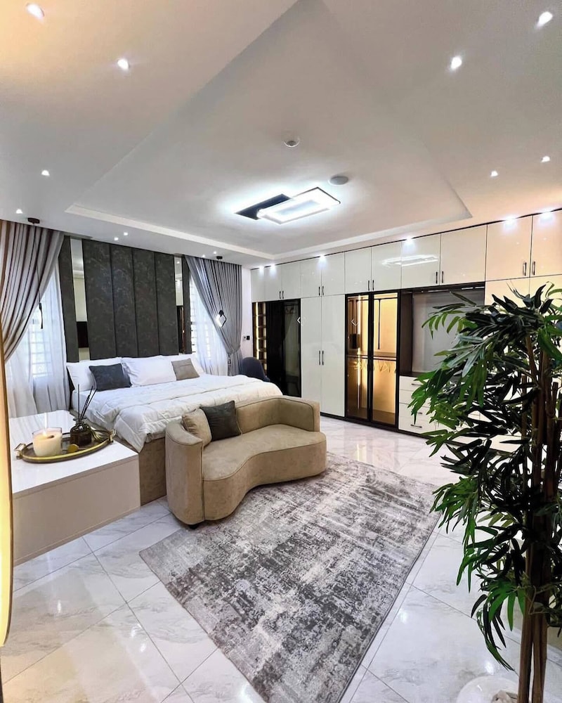 Winnie Host and Homes