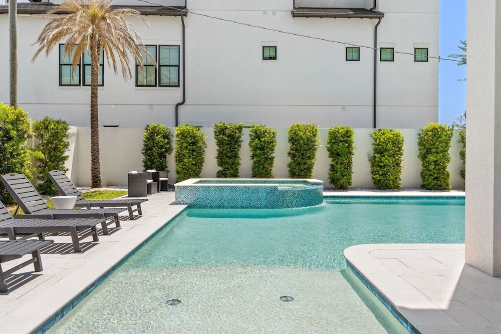 Emerald Palace by Avantstay 10bdr w Private Pool Golf Cart