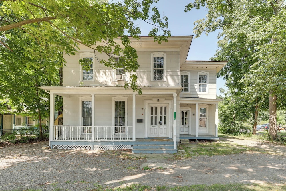 Walk to Town: Bath Apt Near Keuka Lake Wine Trail