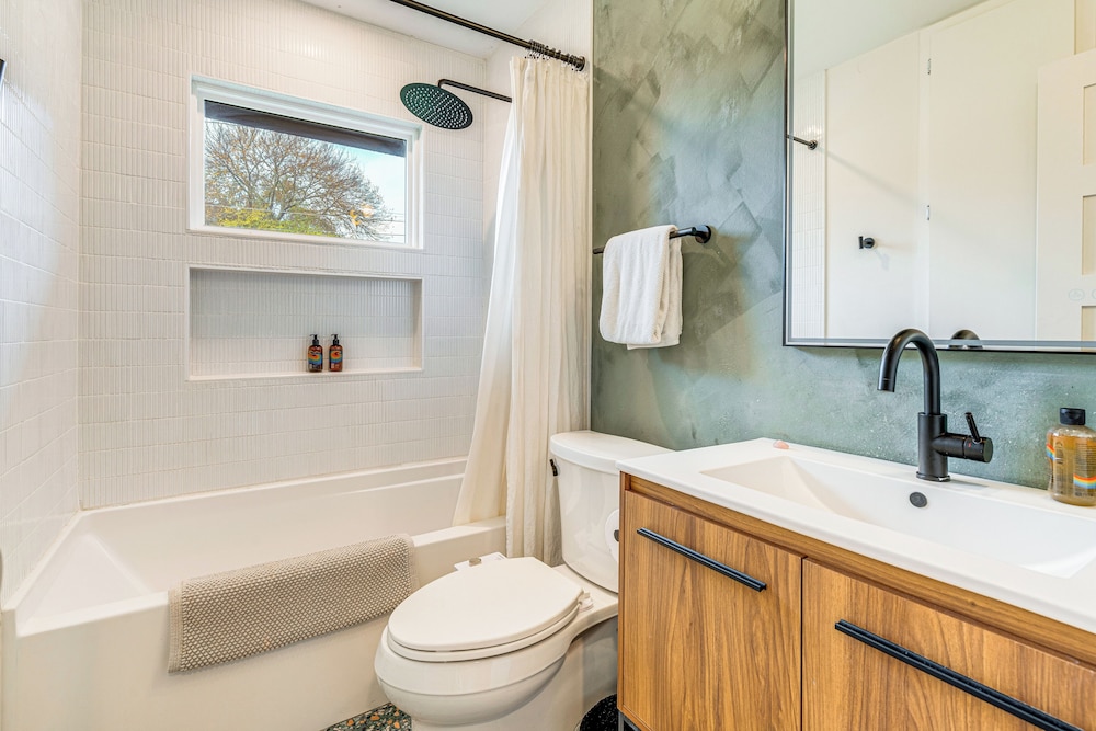 2 Mi to Dtwn: Austin Getaway w/ Natural Pool