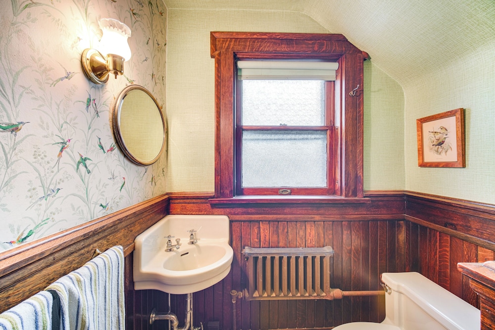 2 Mi to Lake Erie: Spacious Retreat Near Cafes!