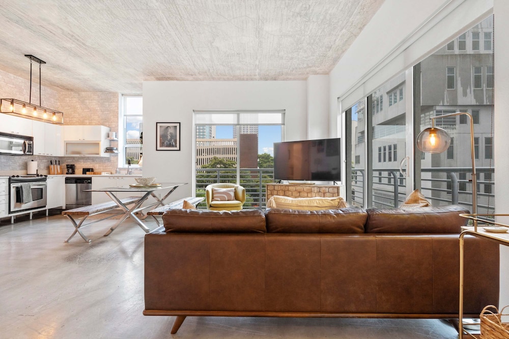 Stylish City Loft Downtown Steps to Bayfront Park