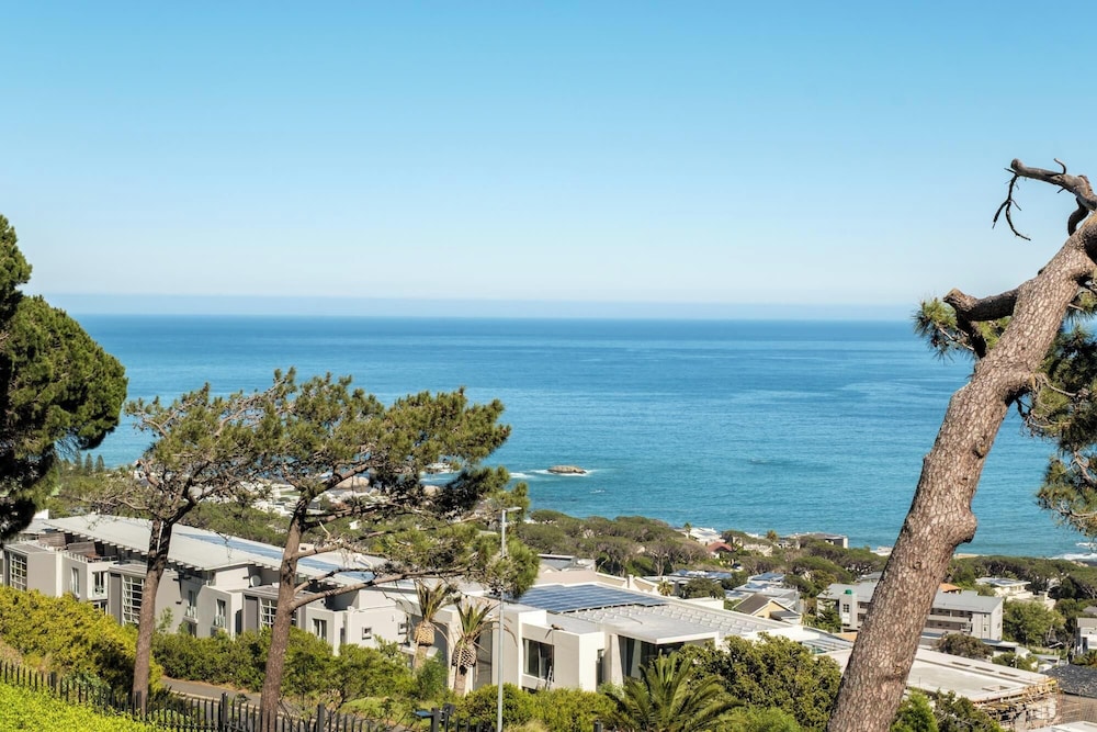 Chic 2bed in Camps Bay w Sea Views Bayview Rise