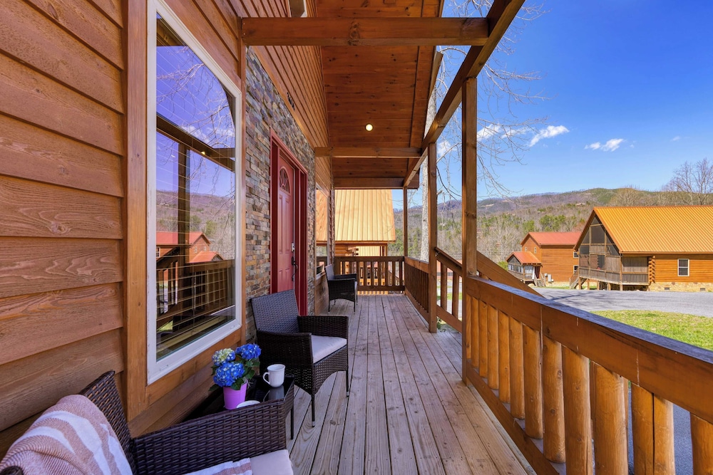 Hot Tub + Foosball Access to Pool, Tennis, Gym Chill'n in the Smokies