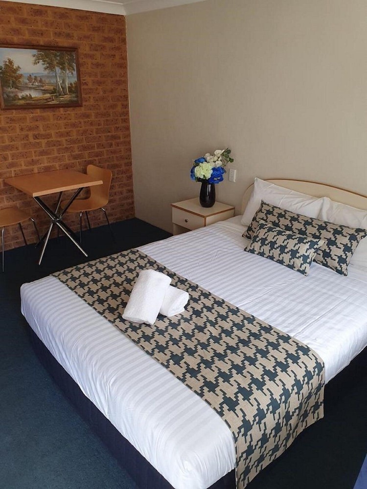 Colonial motor inn