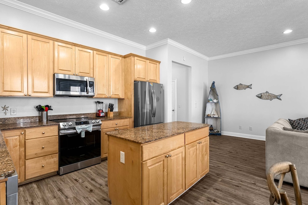 Palm Breeze Retreat Sleeps 10!