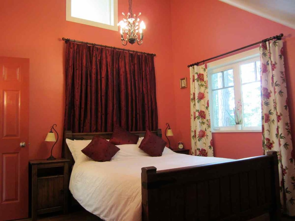Cosy Woodpecker Cottage