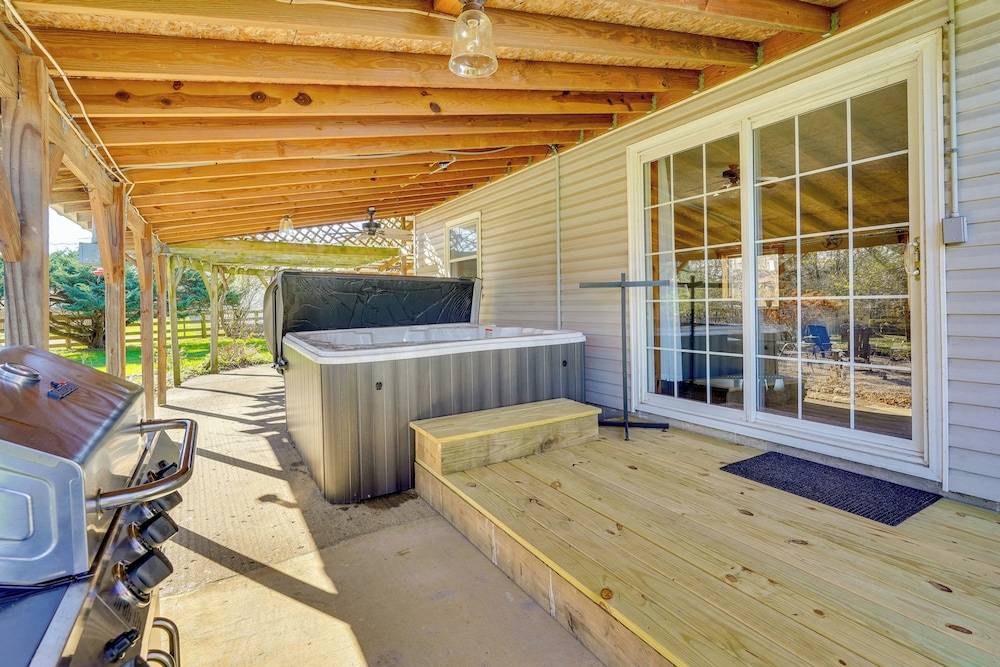 Hocking Hills Hideaway w/ Hot Tub & Fire Pit! view 3