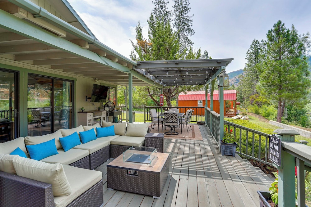 Scenic Riverfront Escape w/ Sauna in Junction City