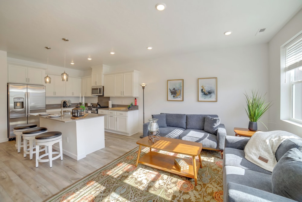 Pool, Park & Peace: 'skyview Landing' in Eagle!