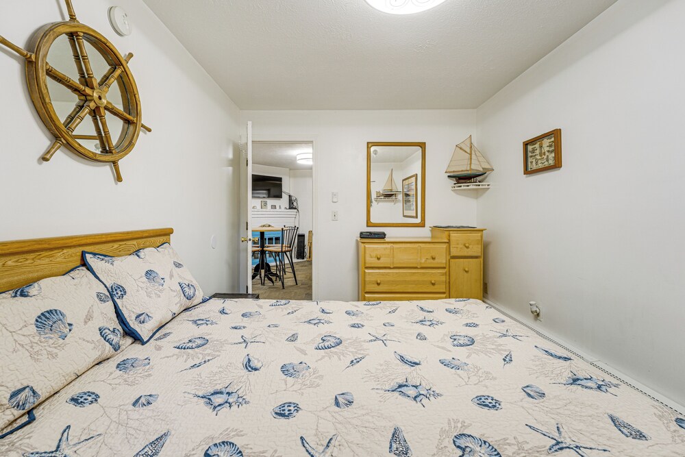 Walk to Ocean & Pier: Prime OOB Condo!