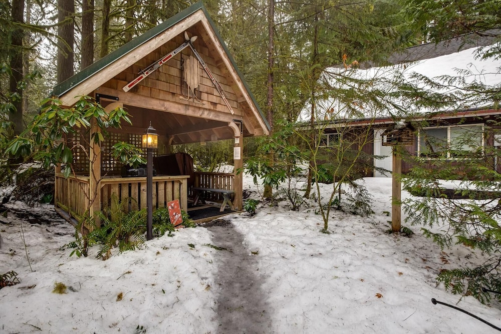 04sl- Hot Tub - Bbq - Pets Ok - Sleeps 5 1 Bedroom Home by RedAwning