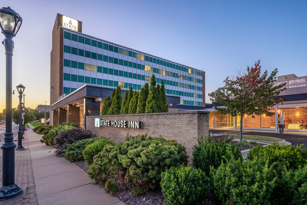 Hotel State House Inn - Image 1