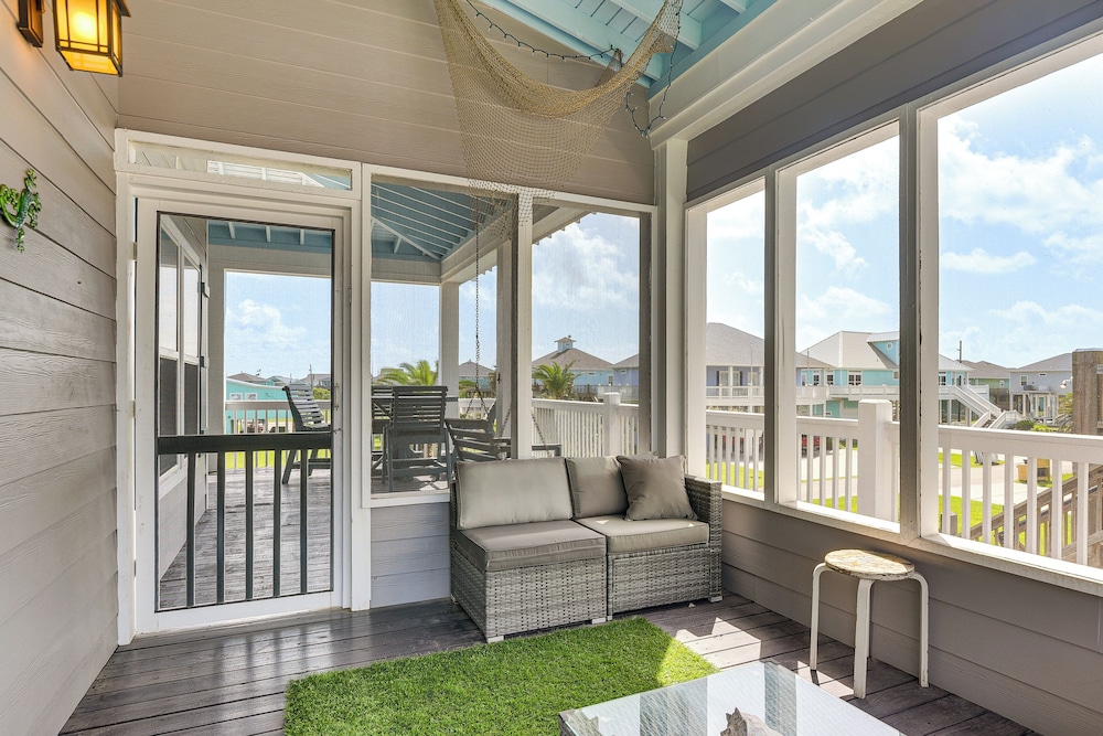 2 Blocks to Shore: Crystal Beach House w/ Yard!