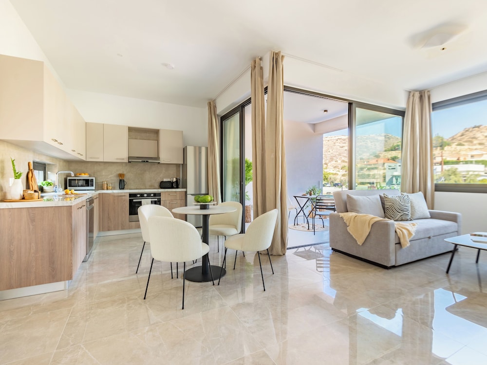 Sanders River Plaza Limassol Apartment