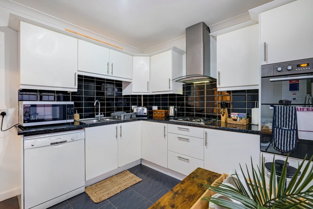 Modern 4 Bedroom Hse Garden in Feltham