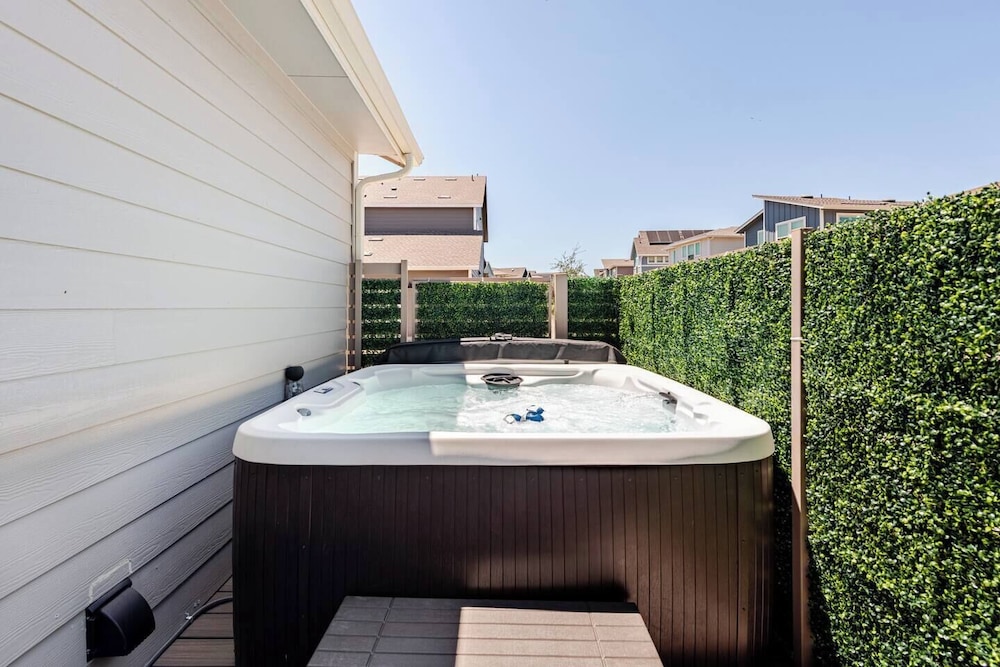 Luxury 2S Condo Hot Tub Gym Pool Airport