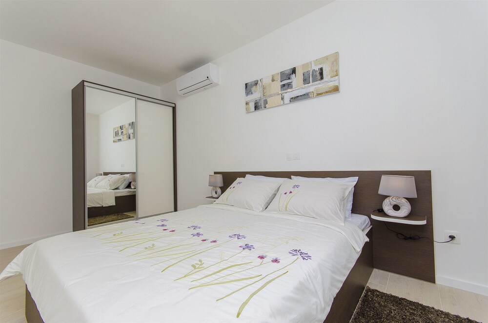Apartments Villa V view 4