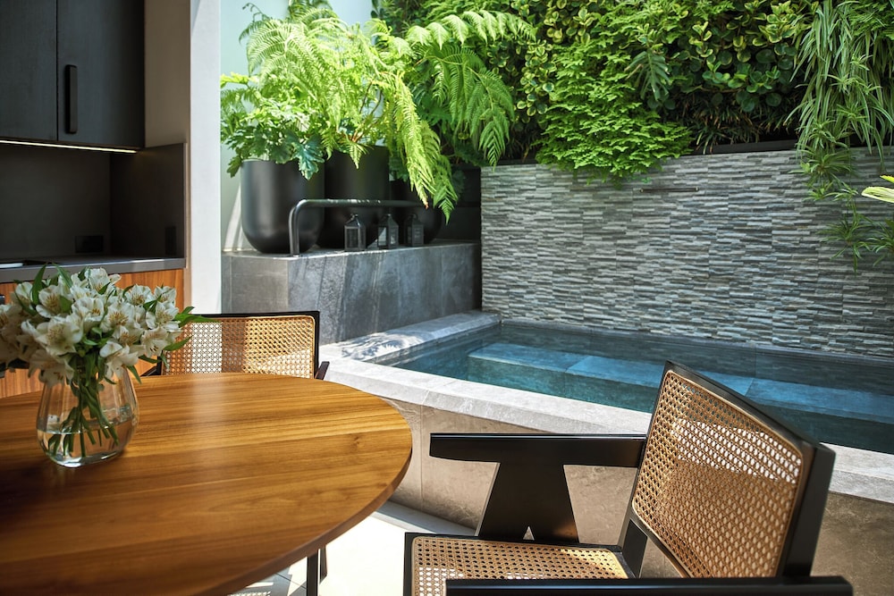 Singular Signature Residences