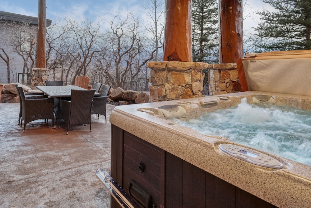 High Meadow by Avantstay Alpine Views w Indoor Pool Hot Tub Open Floor Plan