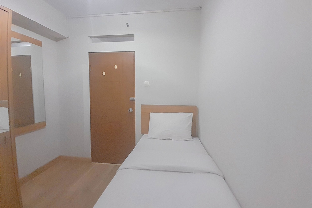 Basic Wood 2Br Apartment At Gateway Ahmad Yani Cicadas
