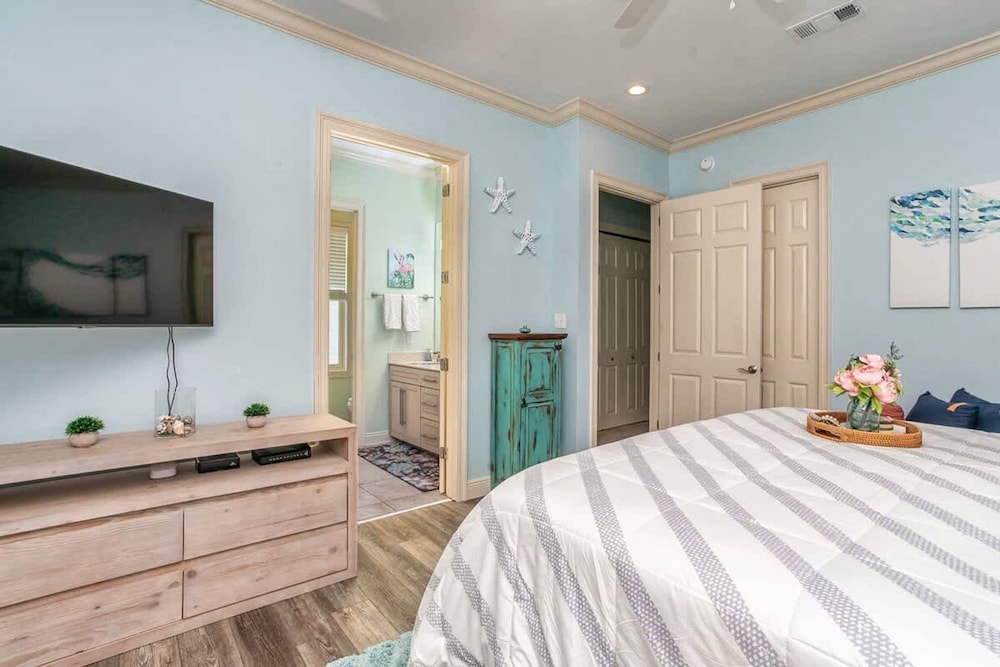 Gulf Shores Escape Walk to Waves Pool Golf Views