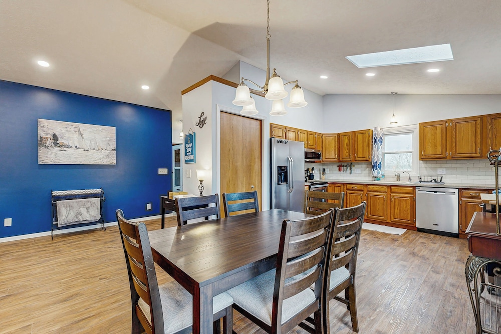 Charming 3BR Home w/ Lake Access & Pool Table