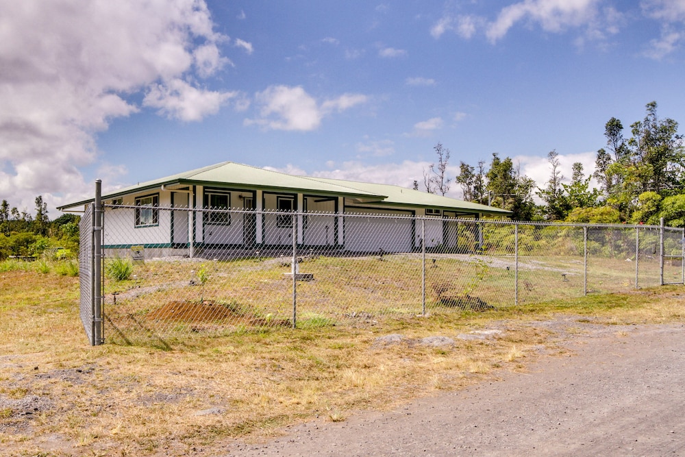 Cozy Keaau Vacation Rental - 1 Mi to Ocean! view 3