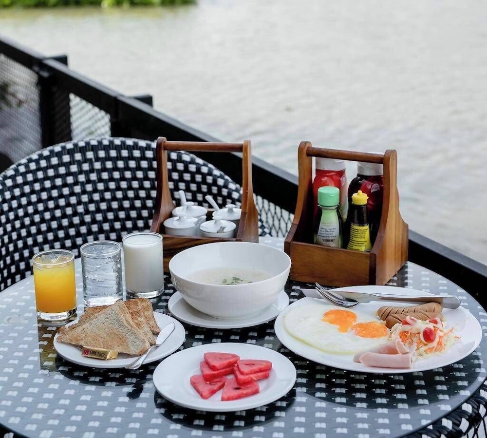 Boathouse Boutique Riverside