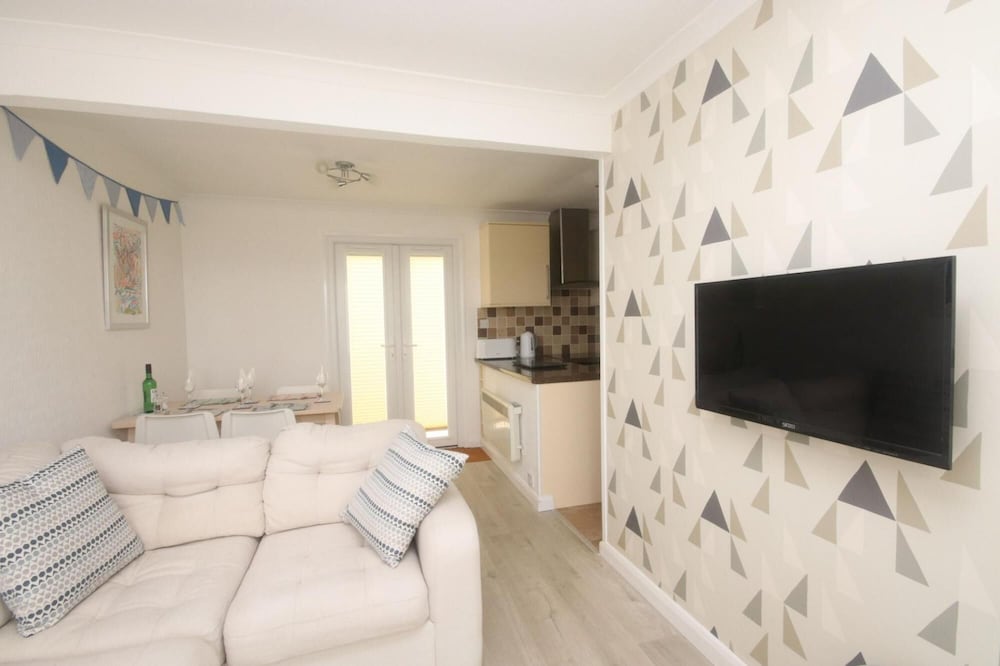 20F Medmerry Park 2 Bedroom Chalet view 3