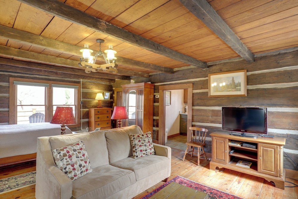 Scenic Hot Springs Retreat Near Appalachian Trail!