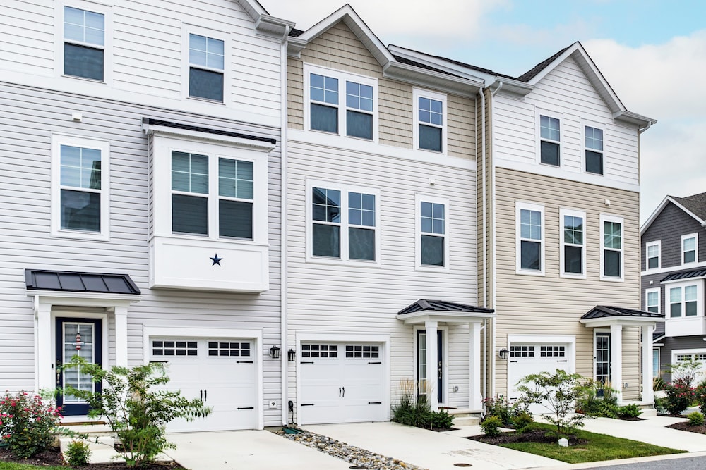 < 1 Mi to Dtwn: Waterfront Townhome in Cambridge!
