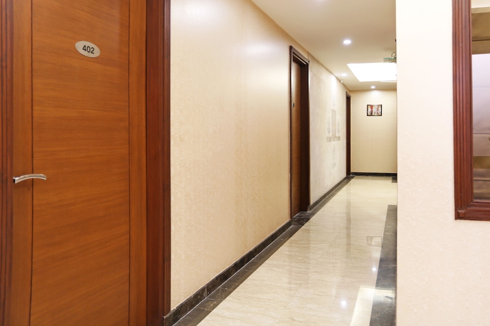 OYO TOWNHOUSE 460 H C Grand