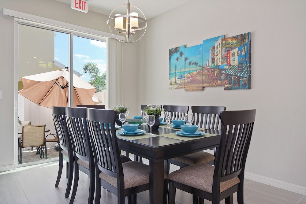 Four Bedroom Sleeps 10 w Gameroom 5152a