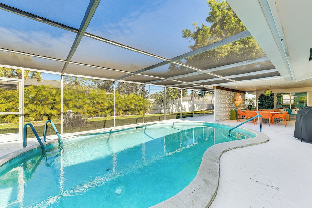 Lanai & Pet Friendly! Retro-chic Sarasota Home!