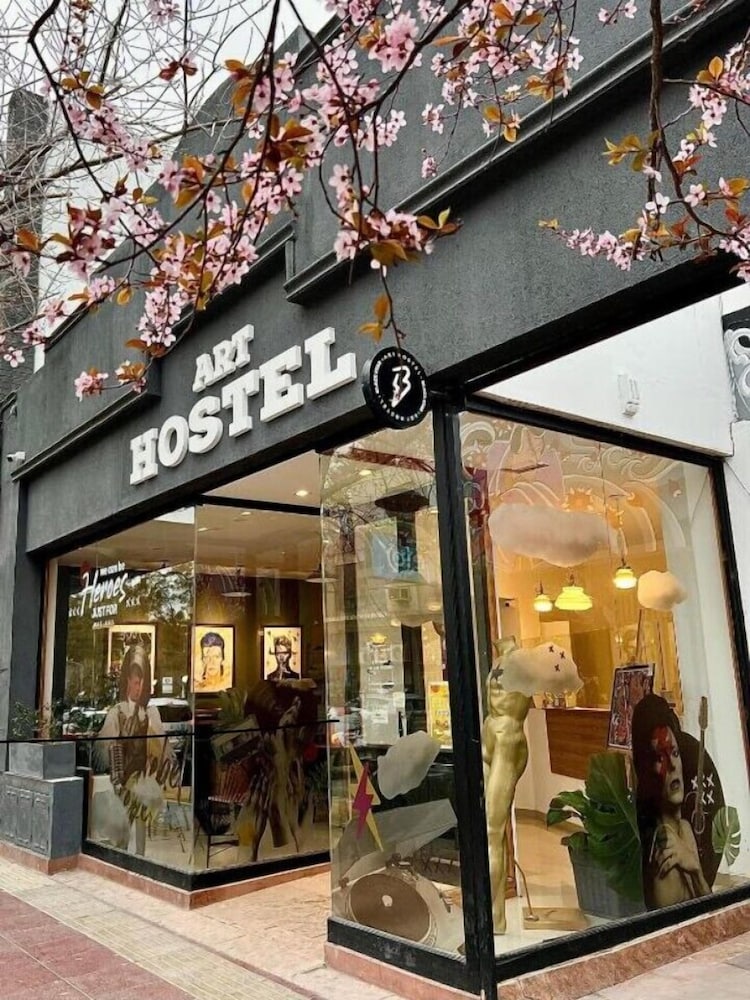 BLACK STAR ART HOSTEL - Image 1