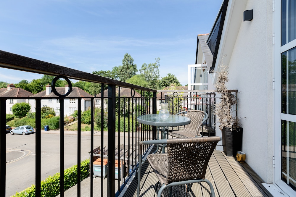 Elegant 2 Bed Flat with Balcony in Finchley