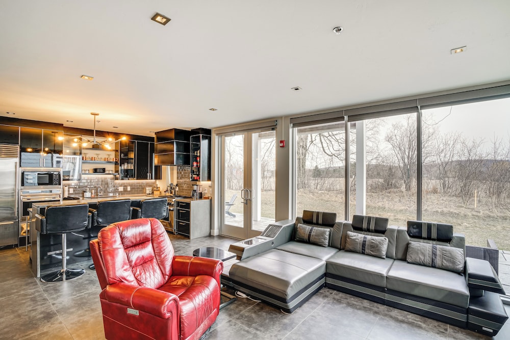 Road America Retreat: Modern Villa w/ Garage!