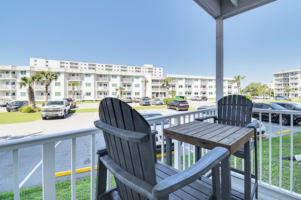Beachfront Abode w/ Pool Access in Gulf Shores!