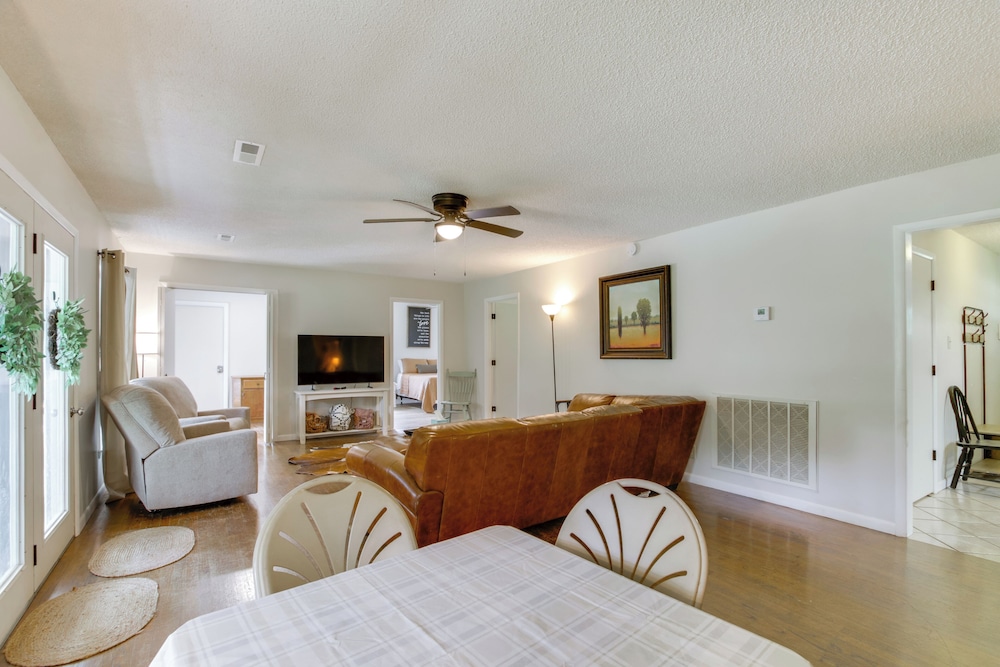 7 Mi to Tennessee River: Home w/ Patio in Florence