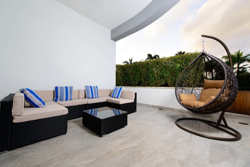 Cable Beach Condo Large Private Patio With BBQ