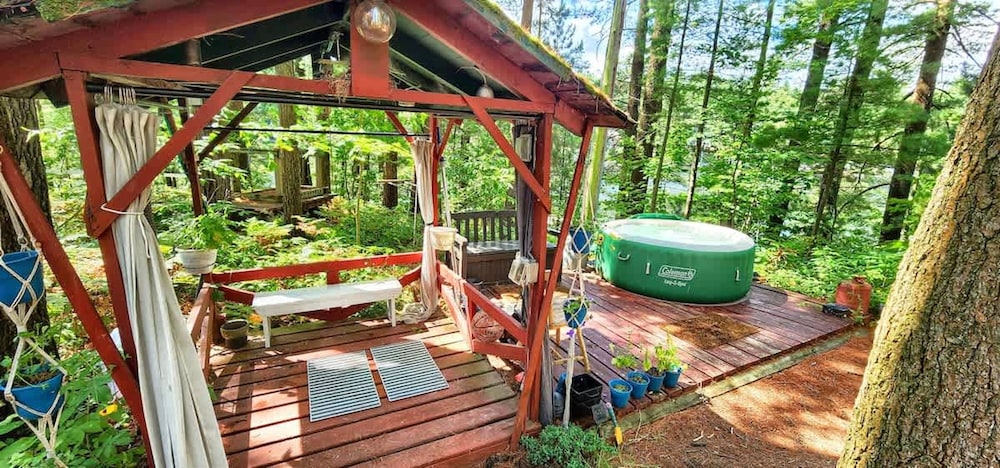 Stabbin Cabin 2 on Grant Island-hottub Boat Pets