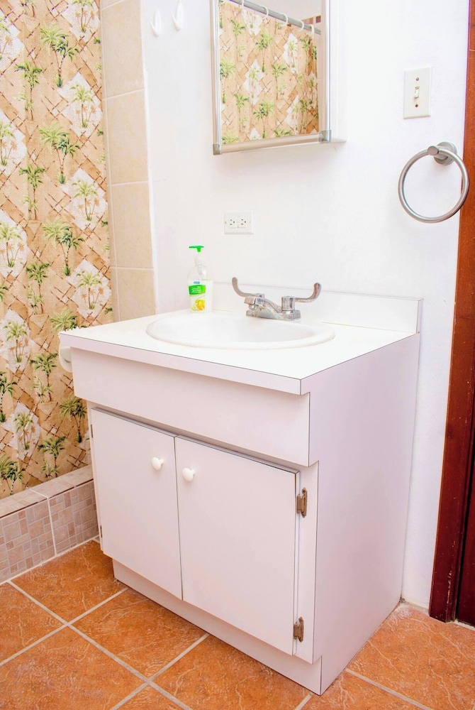 Sea Belize Relaxing Studio w Sea View Pool & Overwater Deck Near Airport, 1st FL