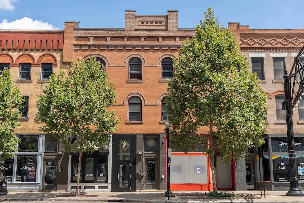 Short North Lounge Stay for 2