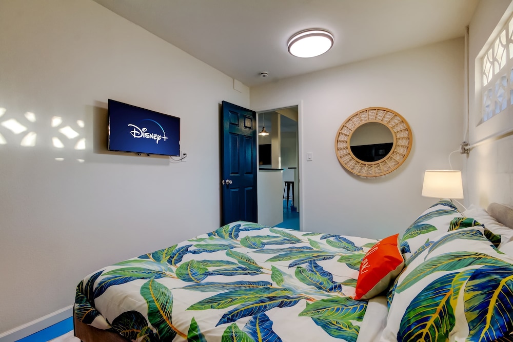 Simple Modern Gem 2 Blocks to Beach Pet Friendly