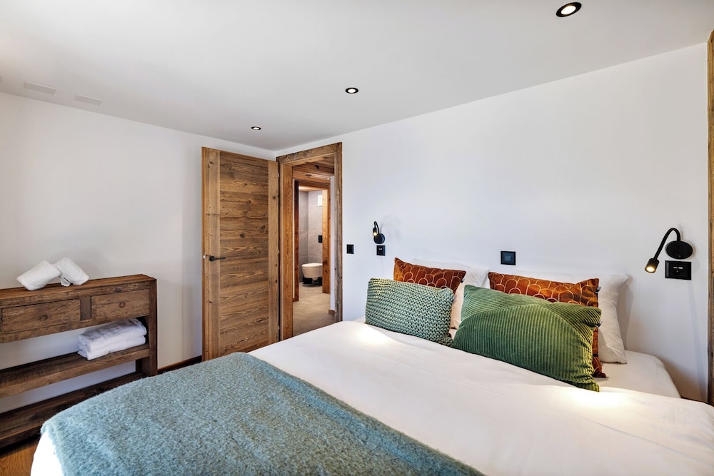 Chalet Le Reve Cinema Room Jacuzzi