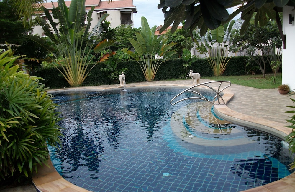 VIP Chain Resort Pool Villa