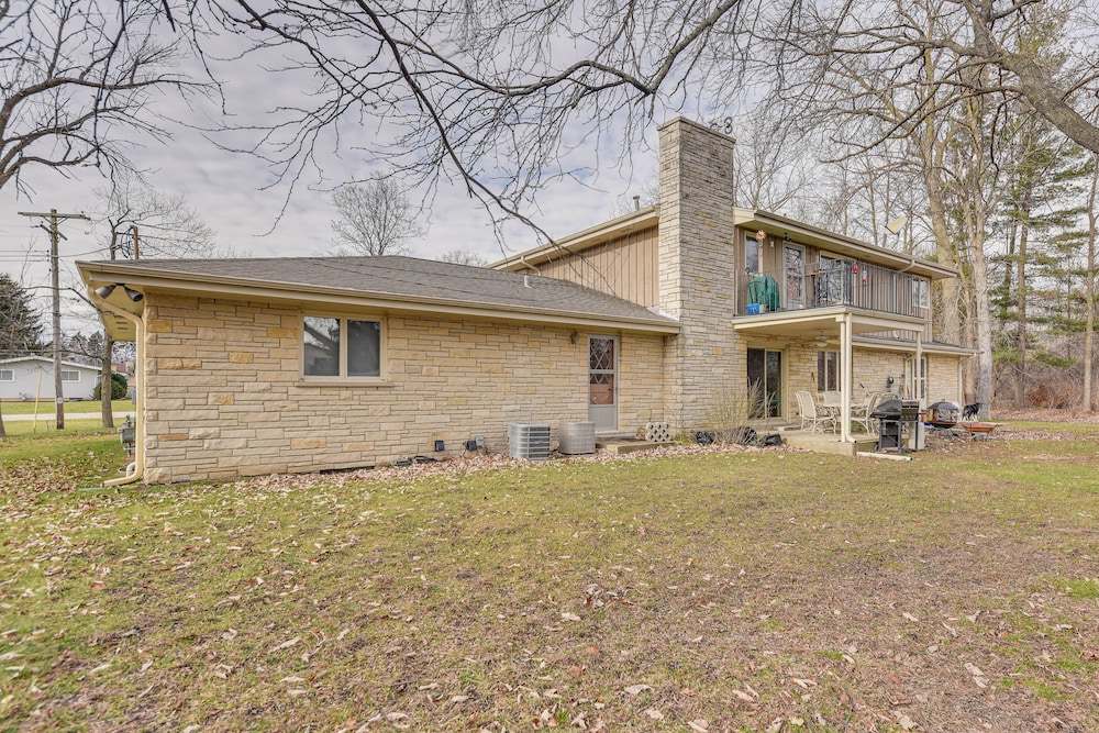 Convenient Racine Home: 4 Mi to Lake Michigan! - Property Image 2