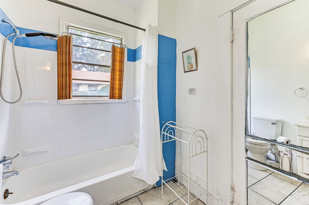 Home w/ Yard - Close to Hospitals, Dtwn Shreveport